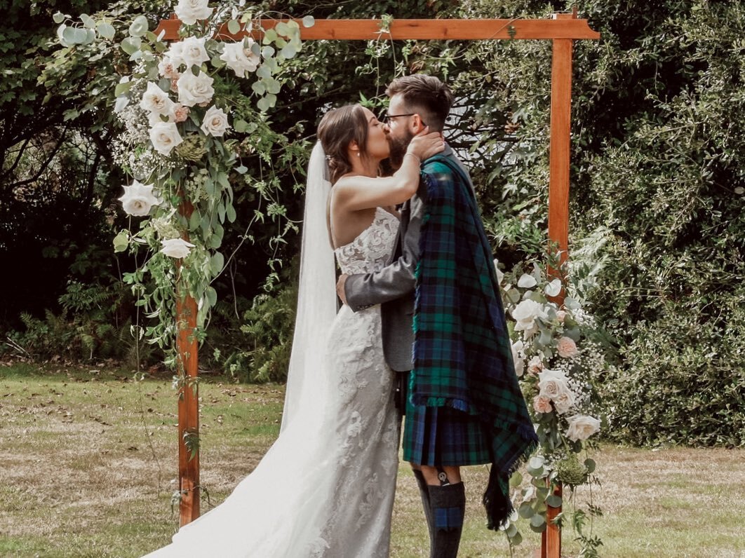 WEDDING TIP - Don&rsquo;t want your officiant/celebrant in your &lsquo;first kiss&rsquo; shot? Politely ask if they can stand to the side during your rehearsal. That&rsquo;s exactly what @emilyomackay did. Their officiant, Michelle, kindly stepped as