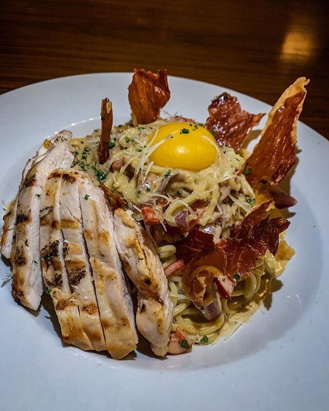 Traditional Carbonara with chicken 🇮🇹 Crispy prosciutto, Grana Padano Parmigiano, freshly cracked pepper, julienned red peppers and onions, grilled chicken, and topped with an egg yolk served over linguini
@localfoodptbo
&bull;
&bull;
#barvita #ptb