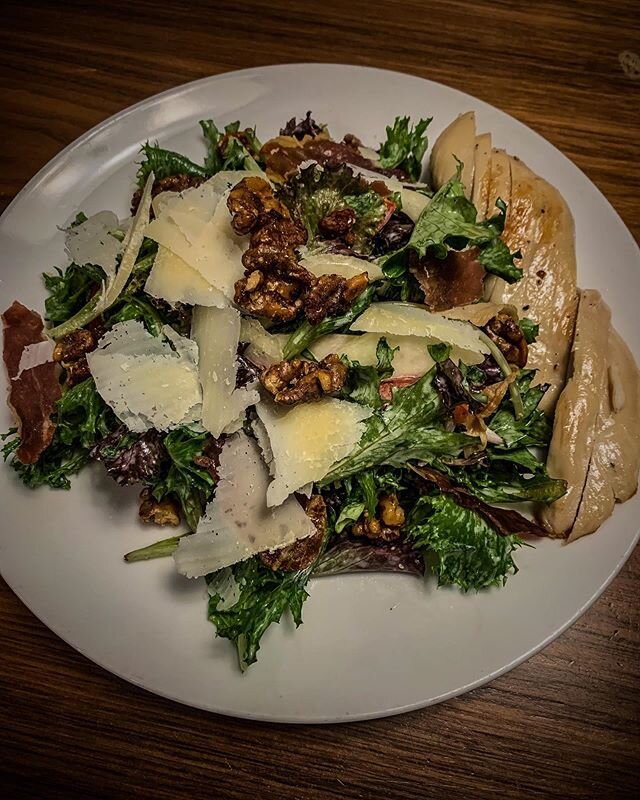 Pear &amp; Walnut Salad with Chicken.
Mixed greens tossed with pears, prosciutto, candied walnuts, and a creamy Gorgonzola dressing, topped with shaved parmigiano&hearts;️ add chicken $$
&bull;
&bull;
&bull;
#barvita #italian #peterborough #ptbo #res