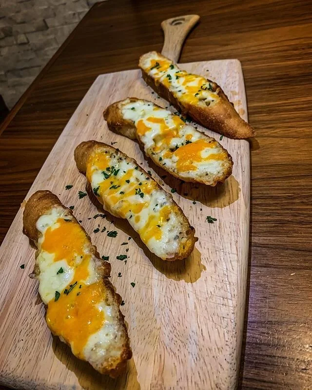 Everyone who loves garlic cheese bread with their pasta say &ldquo;I&rdquo; 👋🏼😍
&bull;
&bull;
&bull;
#barvita # ptbo #peterborough #italian #restaurant #foodie #garlicbread #appetizer #pasta
