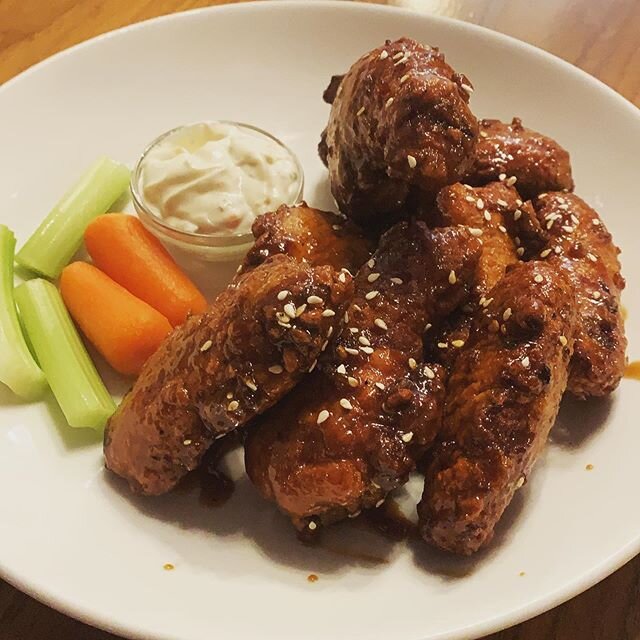 Wings and beer time!! #barvita #biggestwings #ptbo #peterboroughfood #takeout #downtown #bestchefs