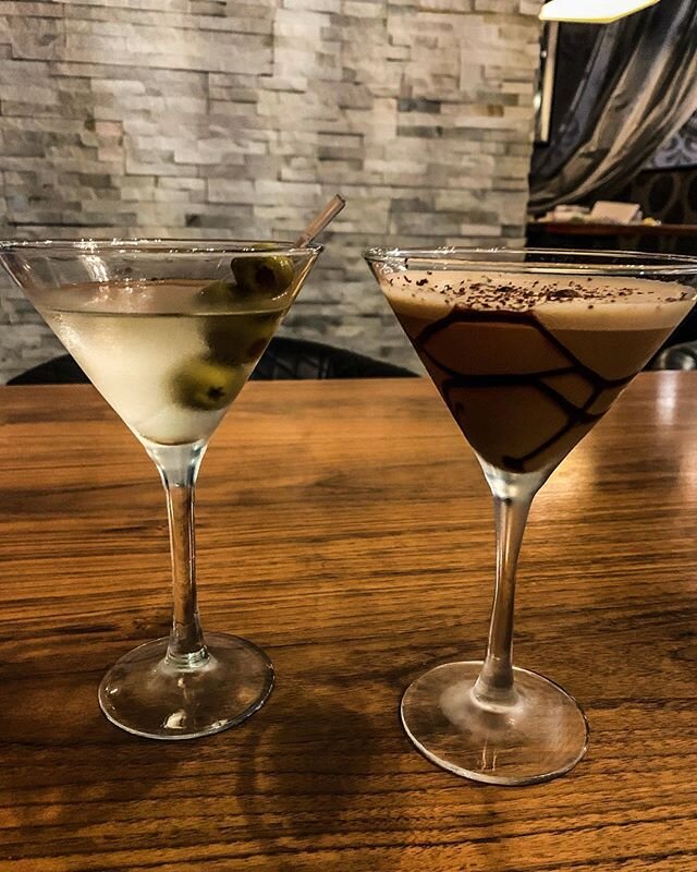 Tito&rsquo;s dirty martini OR espresso martini?🍸
We can&rsquo;t wait to see all the beautiful faces that we are missing! &bull;
&bull;
&bull;
#cocktail #espressomartini #martini #barvita #peterborough #ptbo #localfoodptbo #takeout #italian