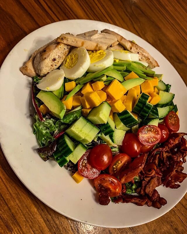 Cobb Salad 💚
Fresh mixed lettuce with chicken breast, cherry tomatoes, chopped avocado, aged cheddar cheese, smoked bacon, and a hard-boiled egg, tossed in house made honey dijon vinaigrette
&bull;
&bull;
&bull;
#barvita #peterborough #localfoodptbo