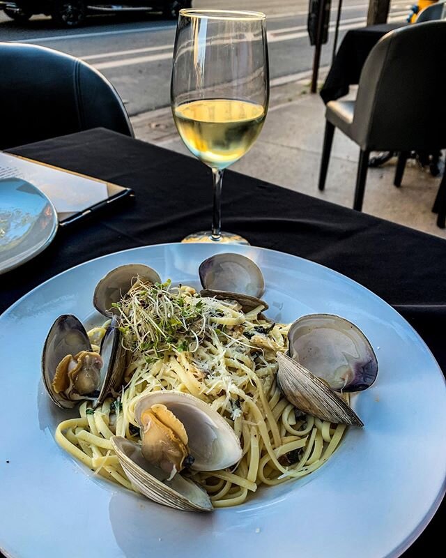 Our patio is open until 10:00 p.m. tonight AND we&rsquo;ve updated our patio menu 🥂
Featured dish:
Vongole
Baby clams, white wine, roasted garlic, and herbs tossed with linguine
&bull;
&bull;
&bull;
#barvita #vongole #clams #italian #ptbo #ptbocanad