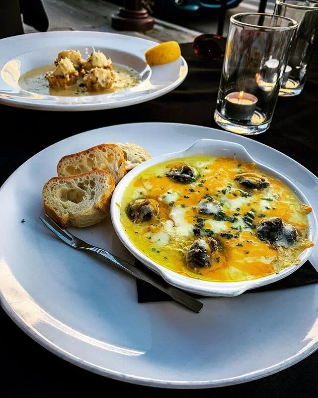 Don&rsquo;t be shellfish!&hearts;️
Our Three Cheese Escargot and Scallops Gorgonzola pair nicely together for a sharable!
Join us this weekend on our patio! Call 705.743.3339 or book online to reserve your table!
&bull;
&bull;
&bull;
#barvita #seafoo