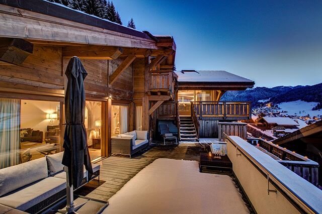 Storm, what storm?! Sunday evening vibes at the beautiful chalet Bouquetin. We have just 1 week remaining this season, have you booked your stay yet?
.
.
.
.
#tgski #morzine #meribel #luxurychalet #luxurytravel #twilight  #skid&aring;kning #wintervac