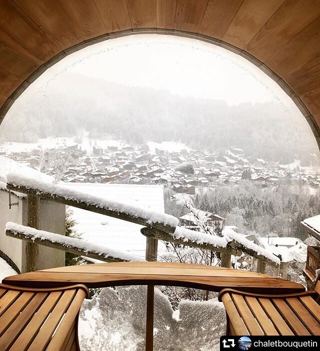 Snowy scenes from the barrel sauna at Chalet Bouquetin.
.
.
.
.
#tgski #sauna #saunatime #roomwithaview #morzine #lovemorzine #skichalet #spa
