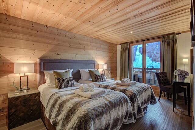 Anyone else notice the days are getting longer?! A sure sign that spring is almost here. 💐 
Another beautiful bedroom shot by @adamjohnstonphotography .
.
.
.
#tgski #morzine #meribel #springskiing #chaletdesign #chaletstyle #decor #interiors #bedro