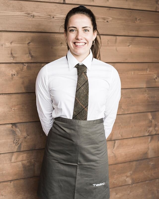 Service with a smile!
Maddie graduated from Durham University last year and describes herself as small, sporty, and smiley! Maddie works as part of the Chalet Bouquetin and Chalet Les Pierrys team and those who have stayed will testify she has an eff