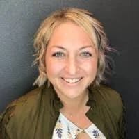 Traveling in a pack of women