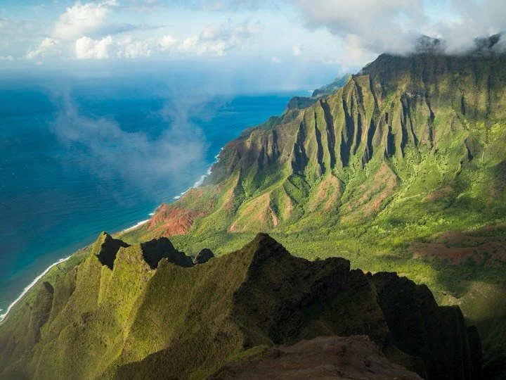 Adventures like this >> 😮&zwj;💨

Last year @_antonhugo and I got to explore Kauai for a week in a rooftop tent, taking in all the island has to offer like the insane jagged cliffs, Dolphins swimming alongside our boat, hiking through rivers t