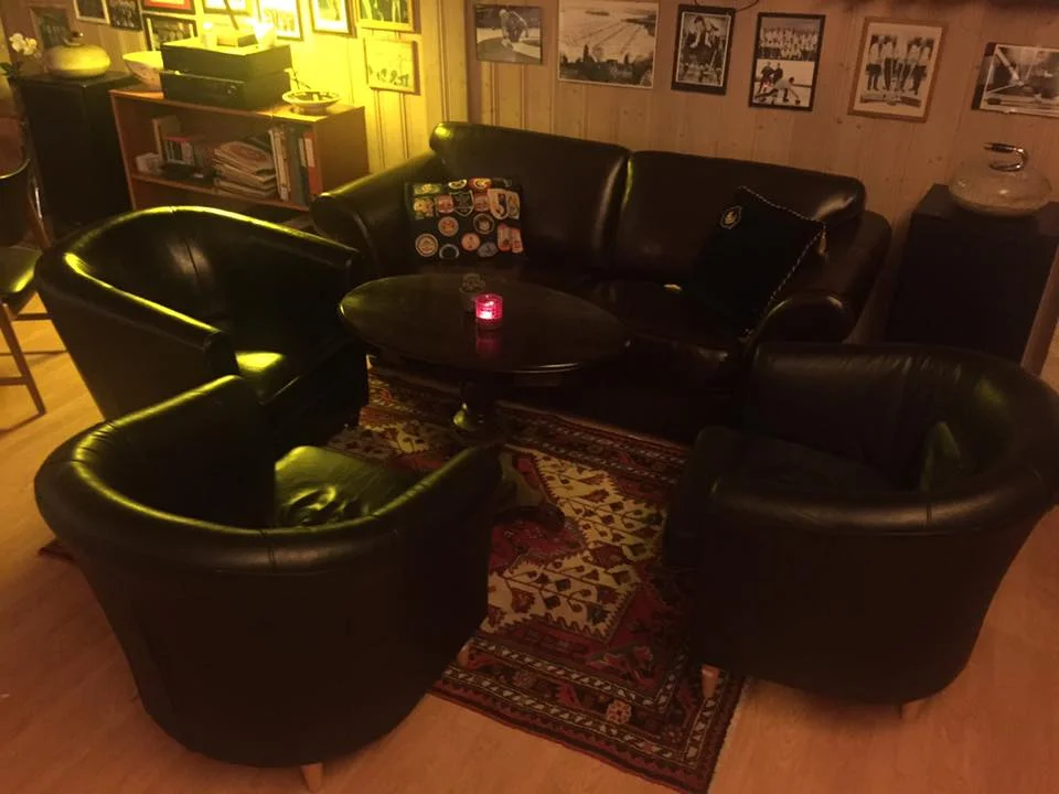 Vi har også en sittegruppe der man kan nyte litt sterkere saker.