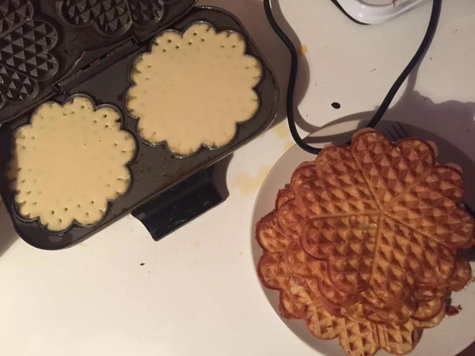 I kafeen tilbyr vi vaffler, pølser, nøtter, kaffe, te, og brus.