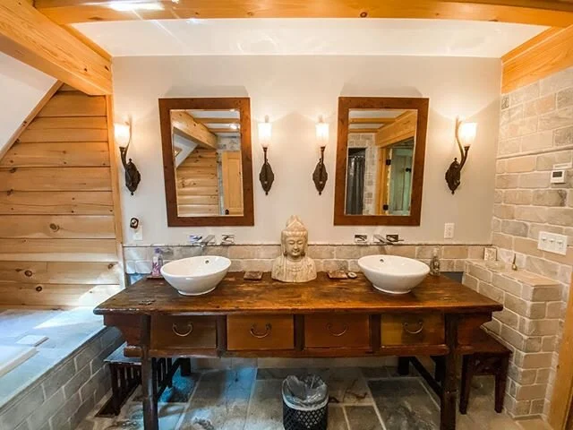 What a killer bathroom 😍 #apluscleaners #apluscleanersny #catskillhouses #upstatenycleaners #cleancleancleancleanclean #catskillmountains #woodstockny #cabinvibes #stayandwander #hudsonvalley #ulstercounty #greencounty #upstatevacationrentals #cabin