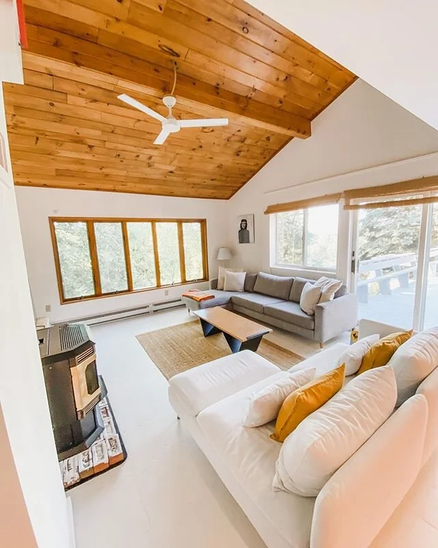 Who wouldn&rsquo;t want to hang here? It&rsquo;s so cozy and tasteful 🌿🌿
#redcottagecozy #redcottageclean #apluscleaners #apluscleanersny #catskillhouses #upstatenycleaners #cleancleancleancleanclean #redcottageweekend  #redcottageinc #catskillmoun