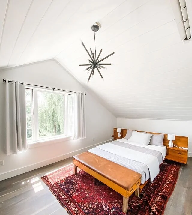 From today&rsquo;s deep clean! 🧼 such a cool room- love the light ✨ #apluscleaners #apluscleanersny #catskillhouses #upstatenycleaners #cleancleancleancleanclean #catskillmountains #woodstockny #cabinvibes #stayandwander #hudsonvalley #ulstercounty 