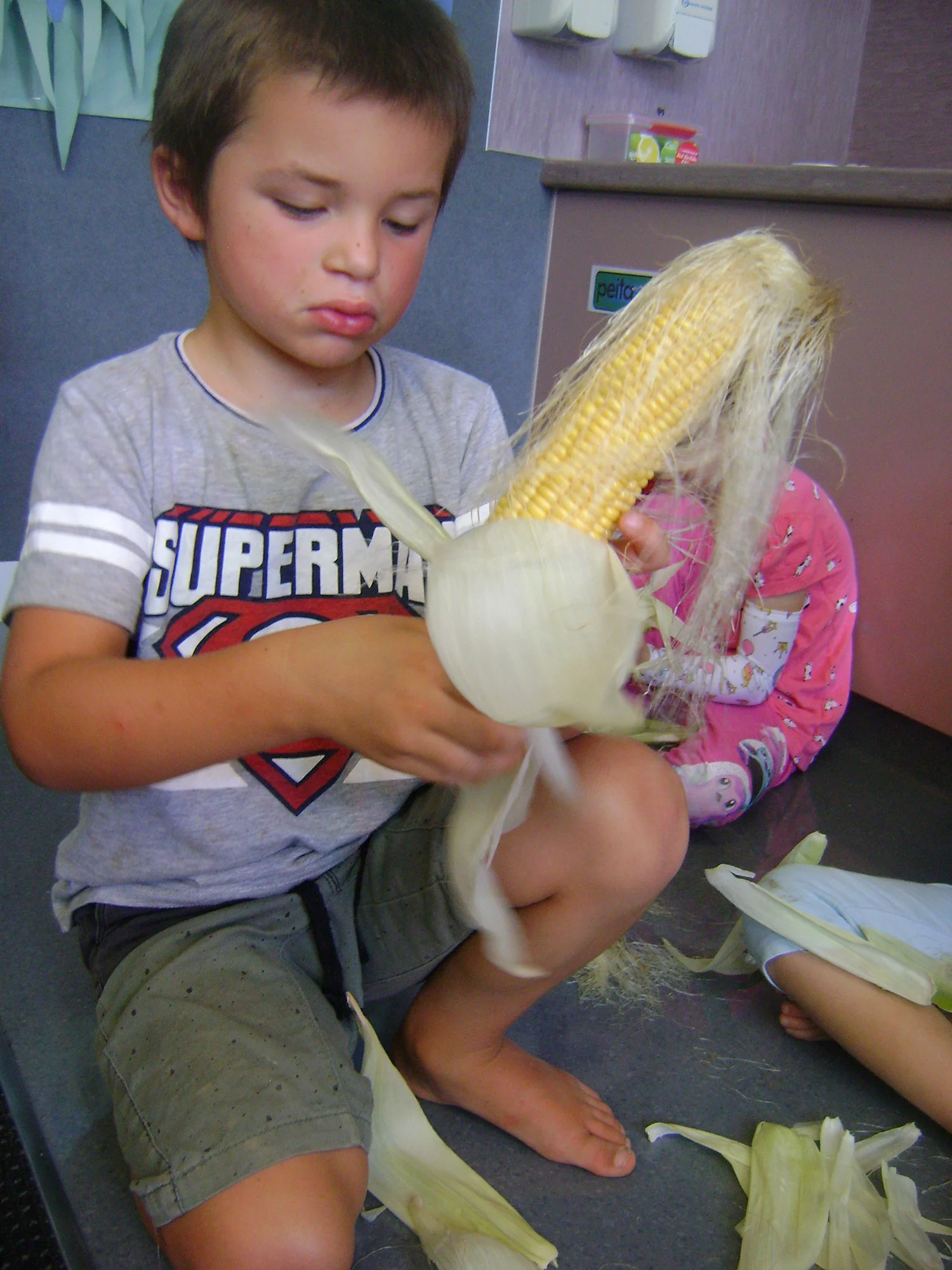 te-pahu-school-cooking-corn-peel.jpg