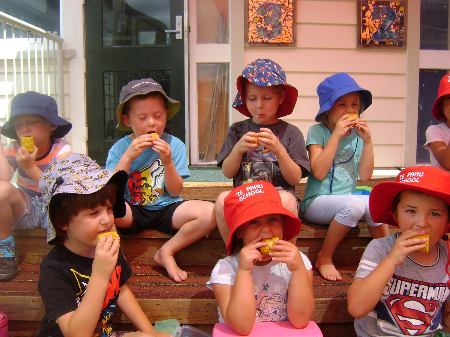 te-pahu-school-cooking-corn.jpg