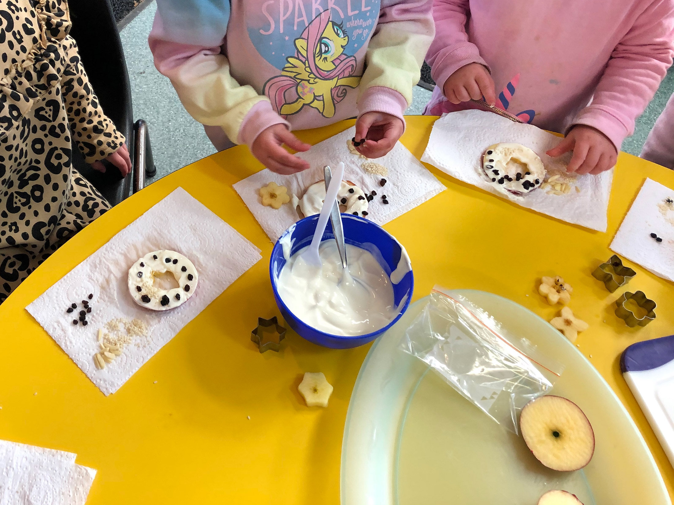 kids-yoghurt-apple.jpg