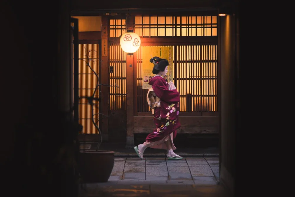 Photographing-Geisha-in-Kyoto-Pat-Kay-Blog-07869.webp