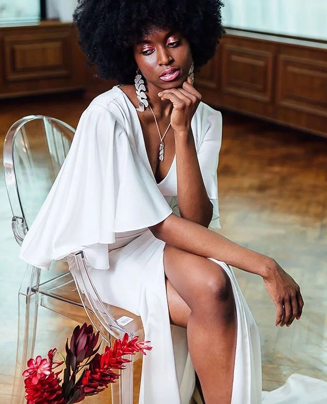 Just sitting here and admiring the glow 😉
.
.
#Styledshoot 
Photographer @kejt185 
Stylist @laurenhenesy 
Model @jpapillon15 
Dress @lovelivesherebridal 
Cake @misscupcakemke 
Jewelry @tasharaejewelry 
Lettering @letteringbynatalie 
Flowers @thepink