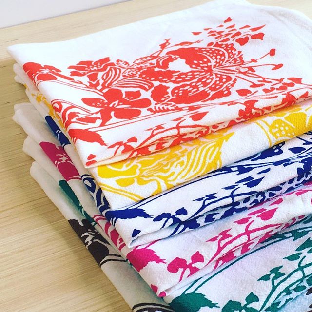 A little flashback to some pretty tea towels we printed a while back for a vs customer...happy Friday! #teatowels #colorcolourlovers #hellocolor #handprintedtextiles