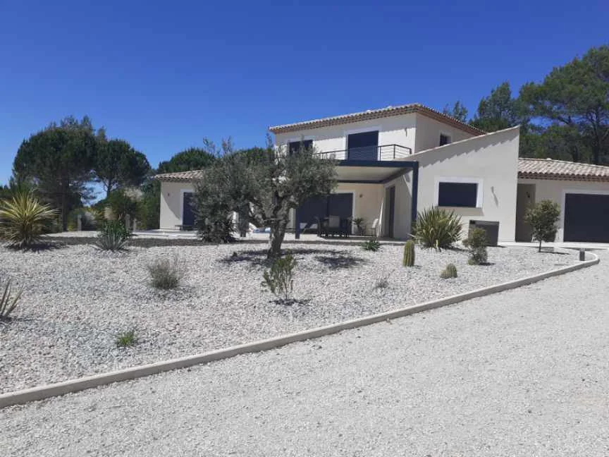 vue maison avec cailloux.jpg