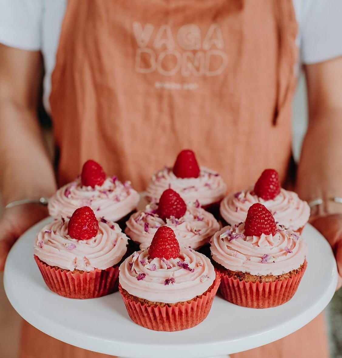 The B E S T cupcakes in town (and the best remedy for Tuesday blues!). Wholesome, plant-based, all natural ingredients&hellip;treat yourself! 🍓🧁🌈 

@vagabondbyronbay 

______
#habitatbyronbay #vagabondbyronbay #ByronBay #cupcakes #plantbased