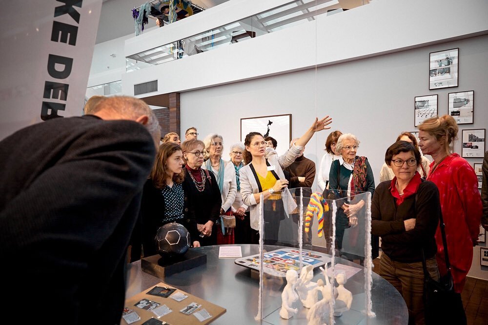 Was f&uuml;r eine sch&ouml;ne Vernissage!
Am vergangenen Sonntag feierten wir die Er&ouml;ffnung der Ausstellung &ldquo;Was MACHT mit uns macht &ndash; &Uuml;ber Privilegien, Risiken und Chancen&rdquo;. Vielen Dank an alle, die mit uns darauf angesto