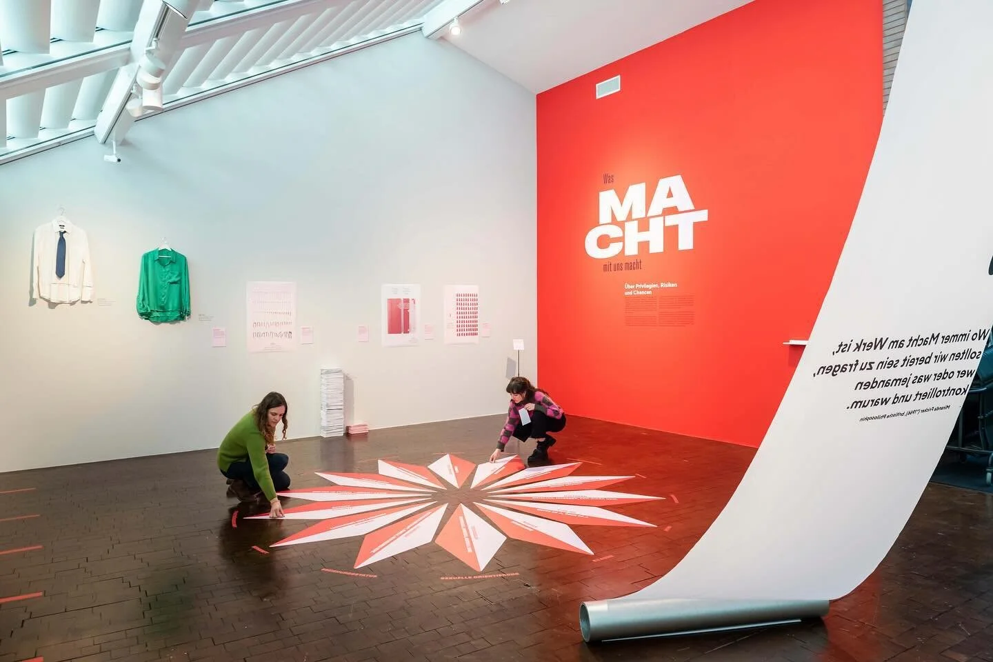 Wie privilegiert bist du im Vergleich mit anderen? Das Modell der Privilegien-Blume 🌺 regt zur Reflexion der eigenen gesellschaftlichen Positionierung an. Indem du dir deinen Privilegien bewusst wirst und diese anerkennst, tr&auml;gst du zu einem ve