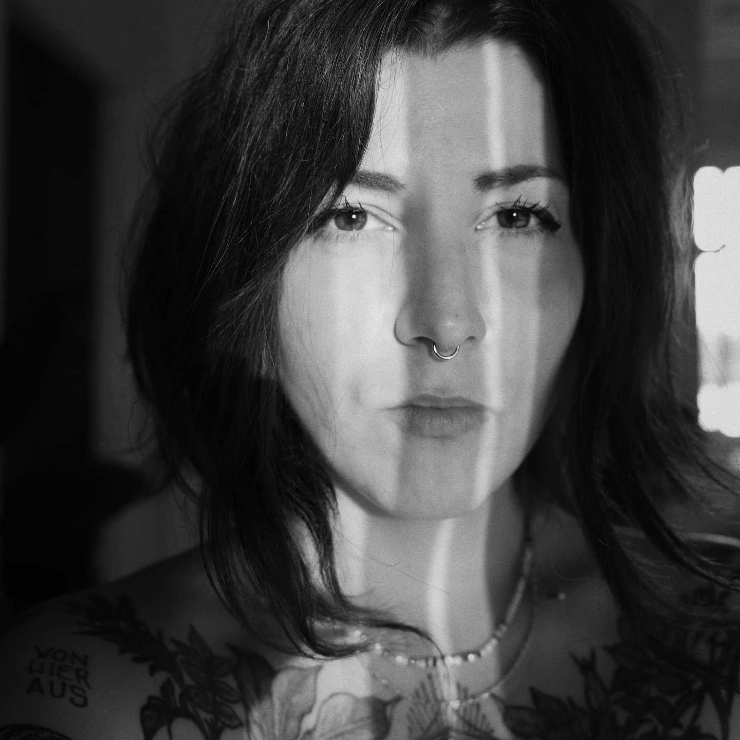 stell dir vor, du tr&auml;umst, seit du schreiben gelernt hast, davon literatur zu machen. noch bevor du wei&szlig;t was literatur ist. noch bevor du b&uuml;cher liest, die dir niemand zeigt, schreibst du in deinem kopf deine eigenen. stell dir vor, 