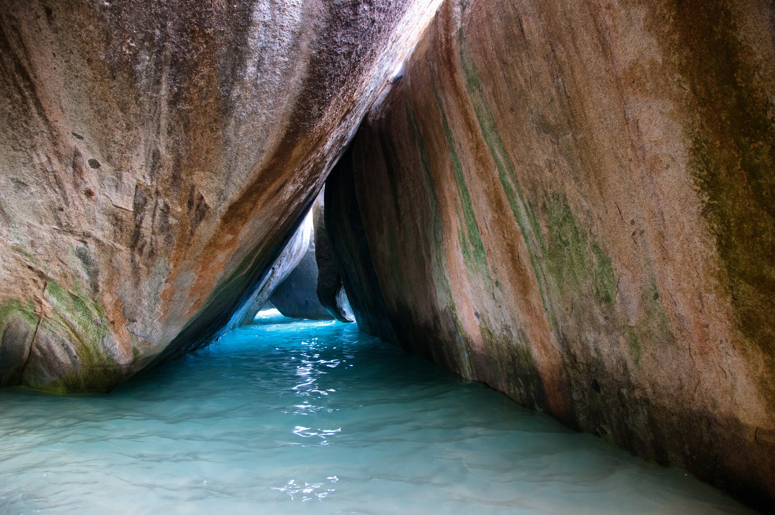 inbetween-the-boulders-tropical-water-exploring