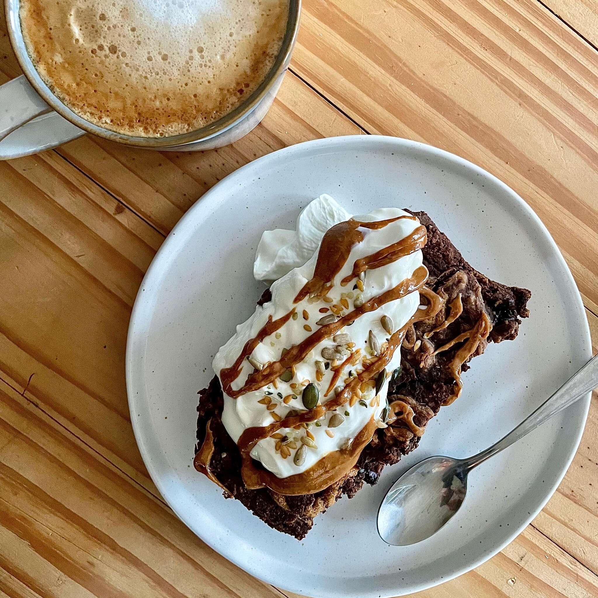 Chocolate Peanut Butter Baked Oats 👀 Need I say anything more&hellip;? The make-ahead perfect recipe for busy mornings.

Serves 3/4

2 ripe bananas, mashed 
100g jumbo oats
1 heaped tsp chia seeds
1 heaped tsp ground flaxseeds
1 tbsp cocoa powder*
6