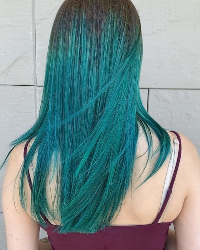 It&rsquo;s summertime &amp; the mermaid hair is BACK 😍🎉🌊🧜&zwj;♀️🌞
From red/brown with toning conditioner on the ends to all over teal!
..............................
Color by Stephanie @steph_prettyplease 
978-948-8188

#pulpriot #pulpriotaquati