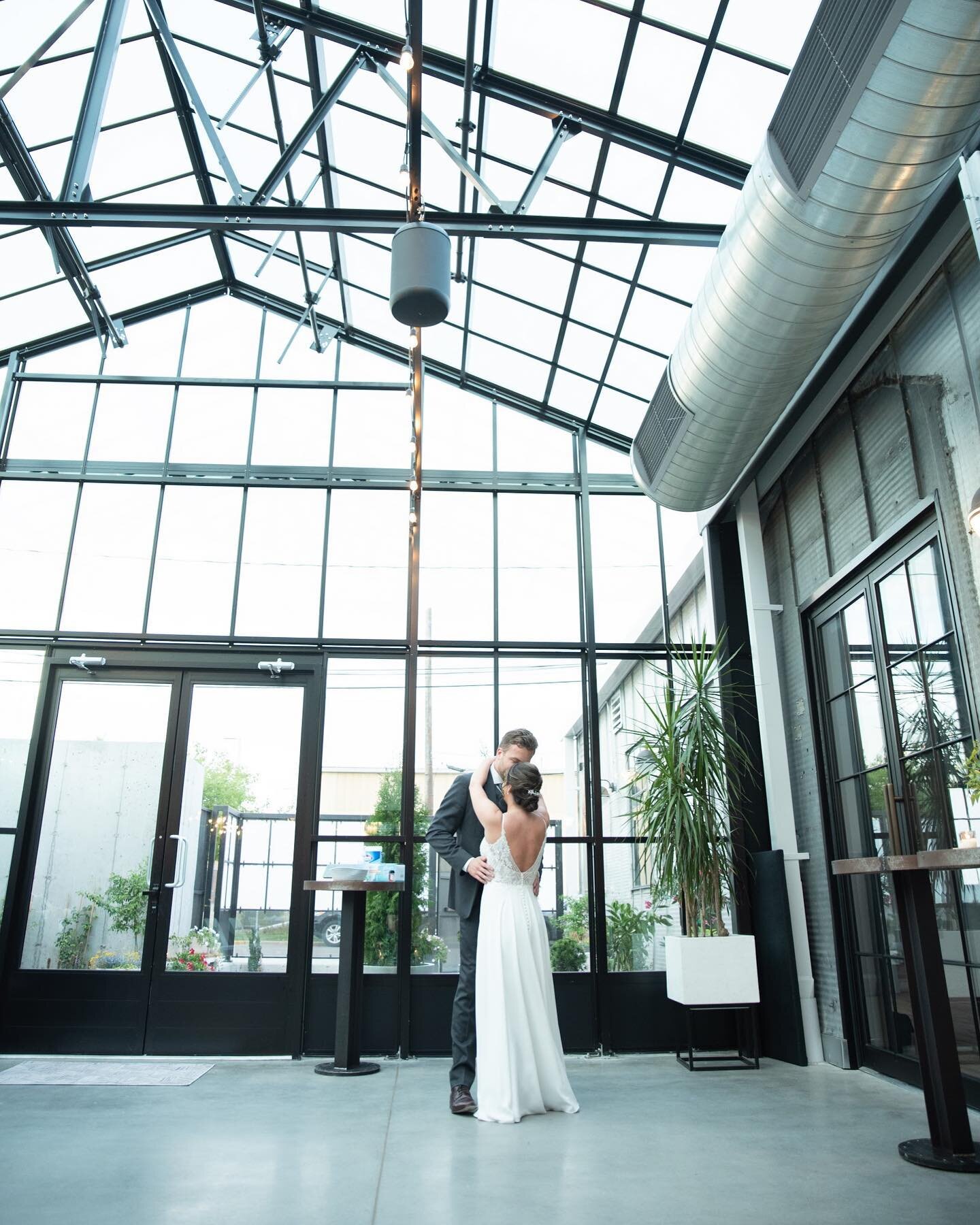 Picture perfect first dance ✨
📸: @katiemallettphotography