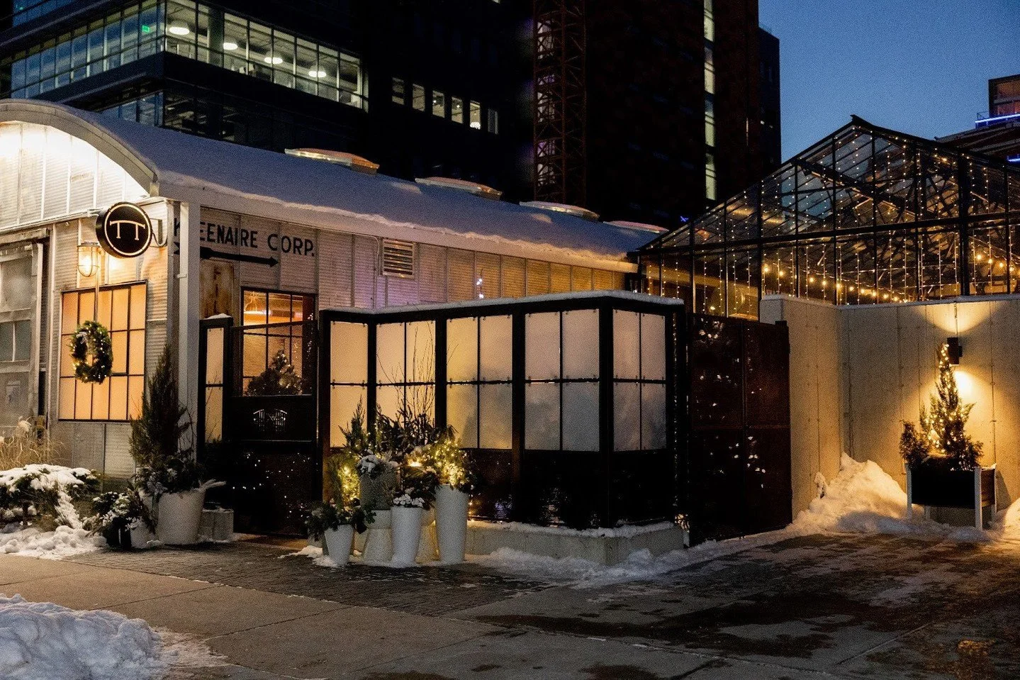 It may be chilly outside, but inside we&rsquo;ve got love to keep us warm. Not only are winter weddings beautiful, they&rsquo;re also a smart way to reduce costs and increase your chances of booking all of your favorite vendors!⁠
⁠
⁠
Photographer: @i