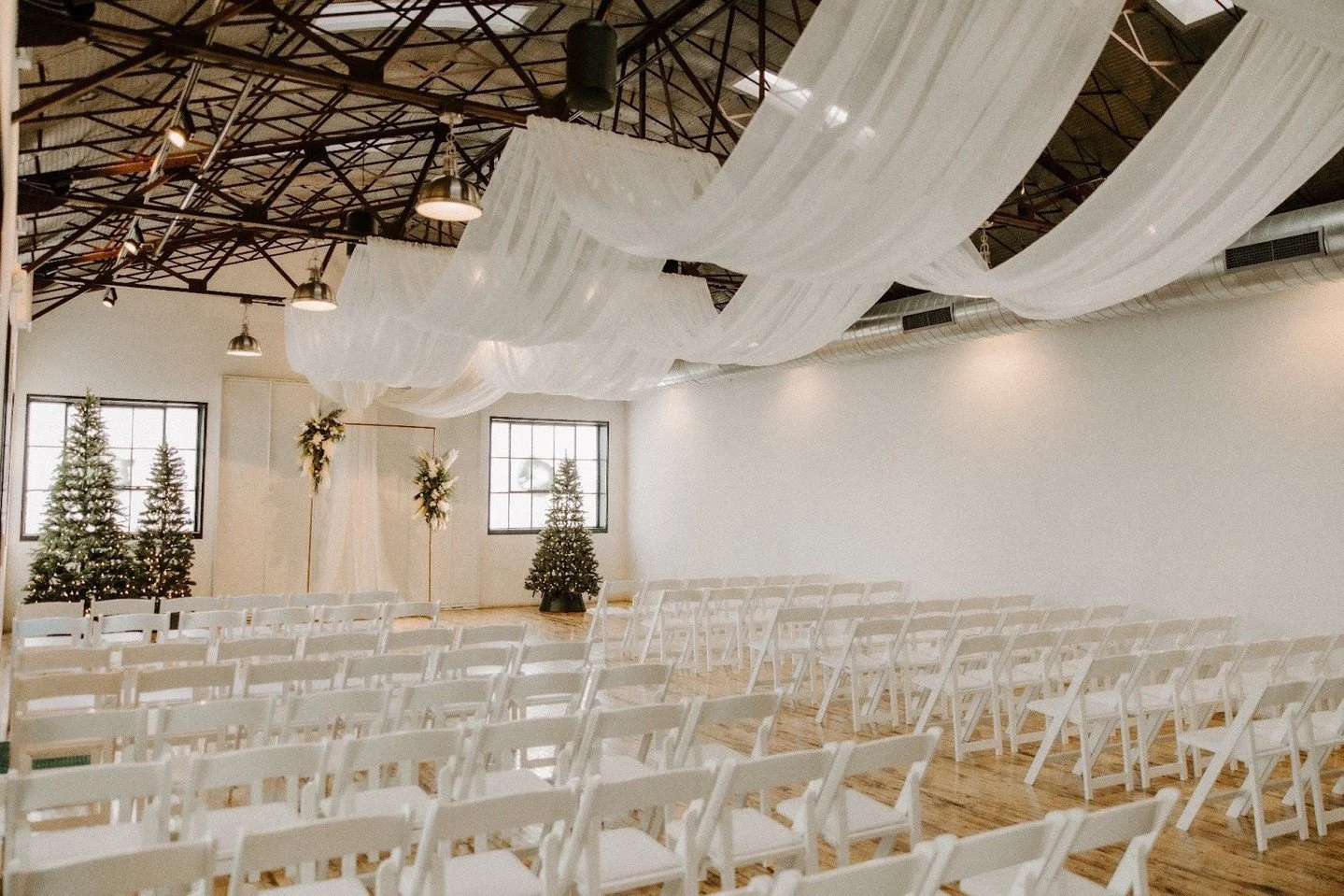 If there&rsquo;s one thing we love about winter weddings&hellip; it&rsquo;s evergreen backdrops. We can never get enough of these picture perfect greens 😍 ⁠
⁠
⁠
Planner: Shay Libby⁠
Photography: @allycorinnephotography⁠
Rental/Drape: @eventessential