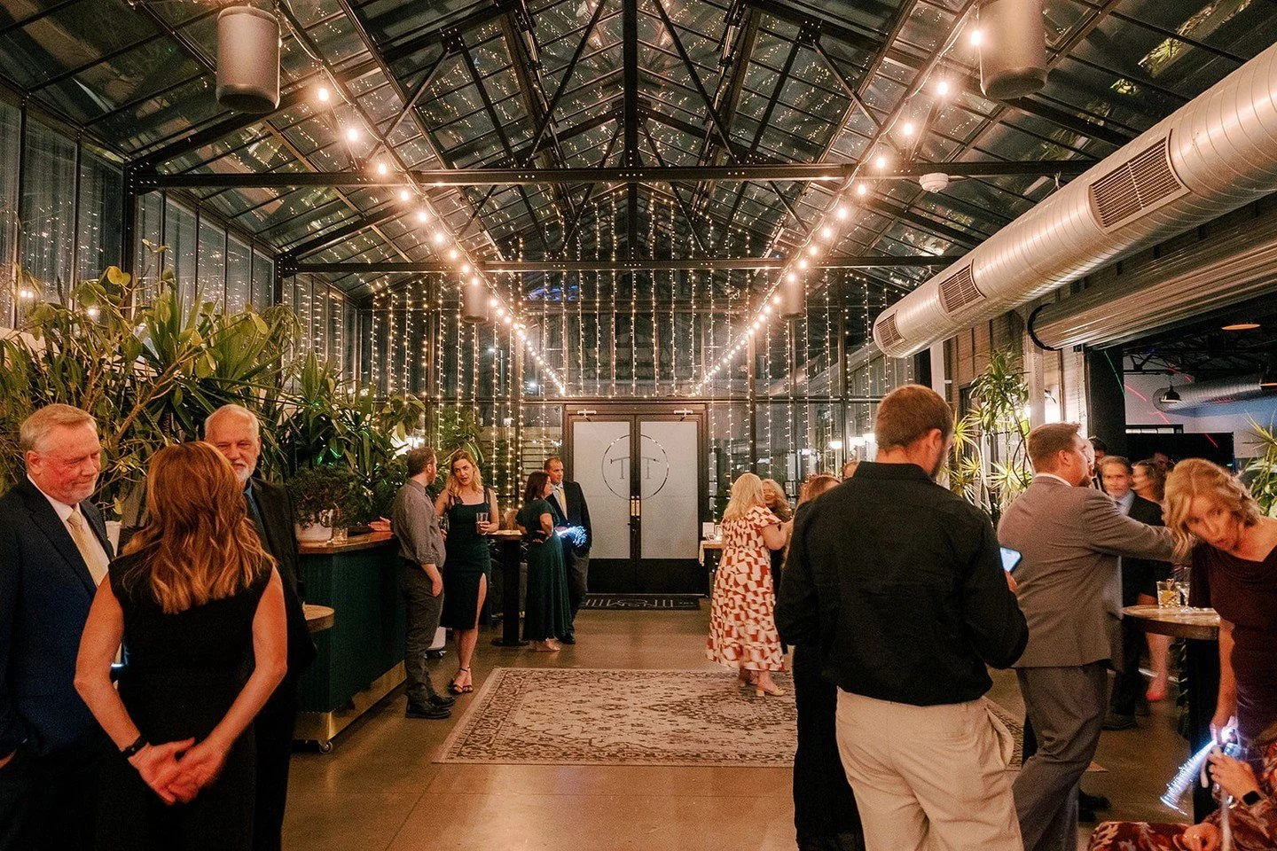 Where the drinks are chilled and the lights are glowing -  our Solarium is the perfect cocktail hour backdrop.⁠
⁠
Photography: @anyakubilusphoto⁠
⁠
#cocktailhour #weddingreception #weddingguests⁠
#wisconsinwedding⁠ #madisonwedding #madisonweddingphot
