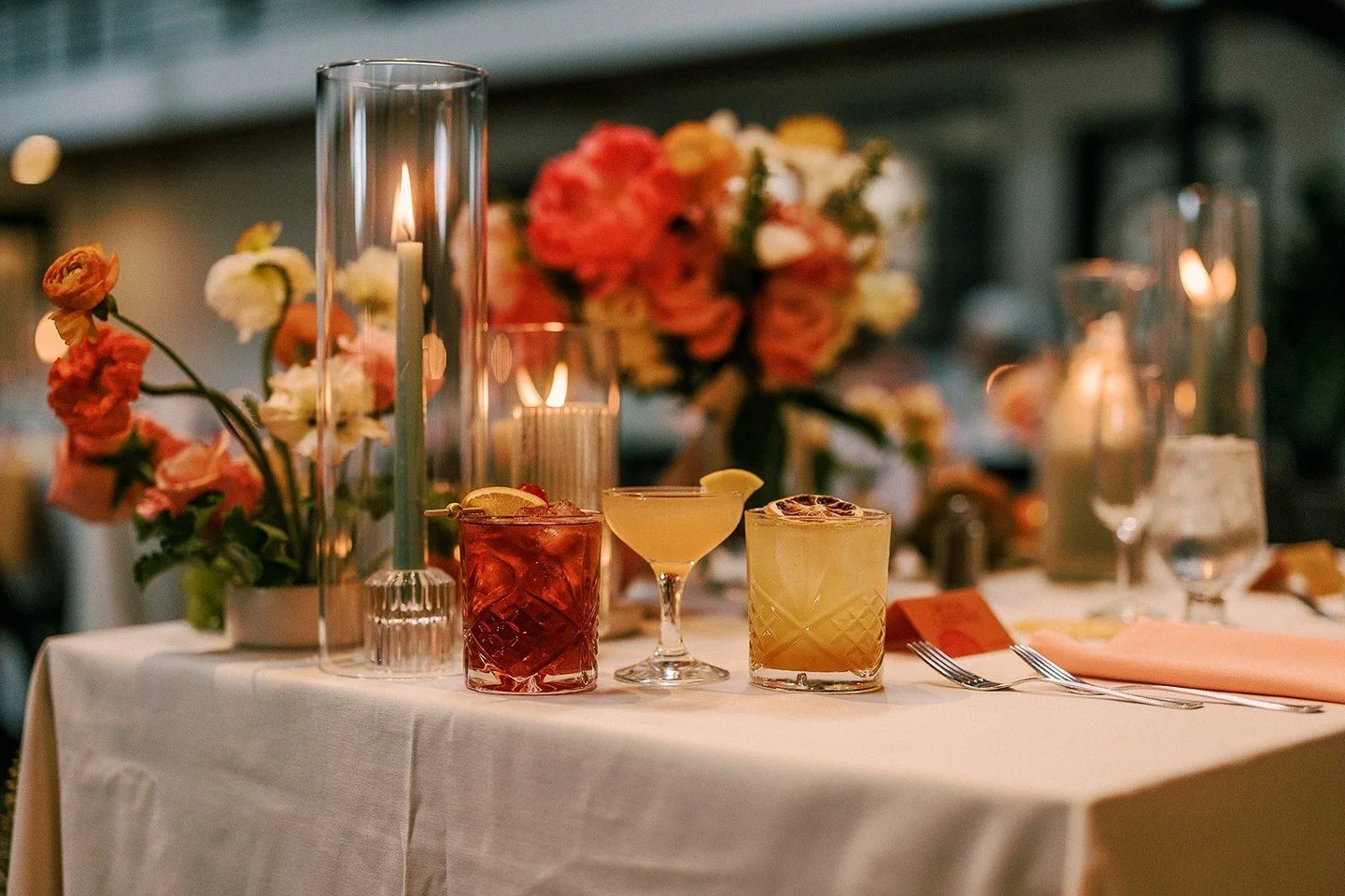 Every great celebration deserves a signature sip - our signature cocktail menu is the perfect way to customize and elevate your cocktail hour.⁠
⁠
⁠
Photography: @anyakubilusphoto⁠
Catering: @blueplatecatering ⁠
Dessert: @thebakedlab ⁠
Florist: @lilyf