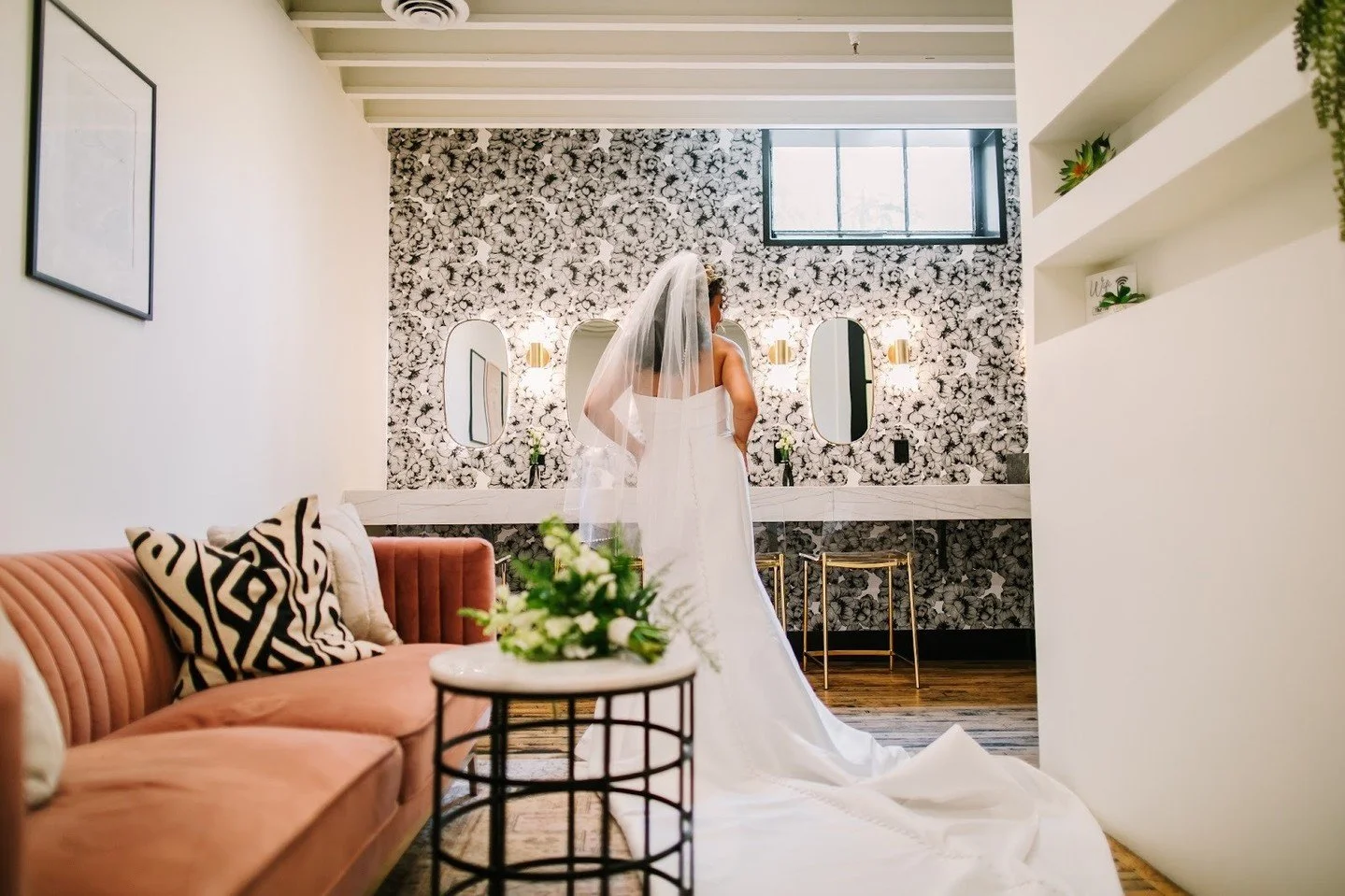 From getting ready to walking down the aisle &mdash; it all starts in this room.  Our bridal suite is the perfect space for slow mornings, and for taking a quiet moment in between it all.⁠
⁠
⁠
⁠
Host, Styling, and Planning: @tinsmithevents⁠
Photograp