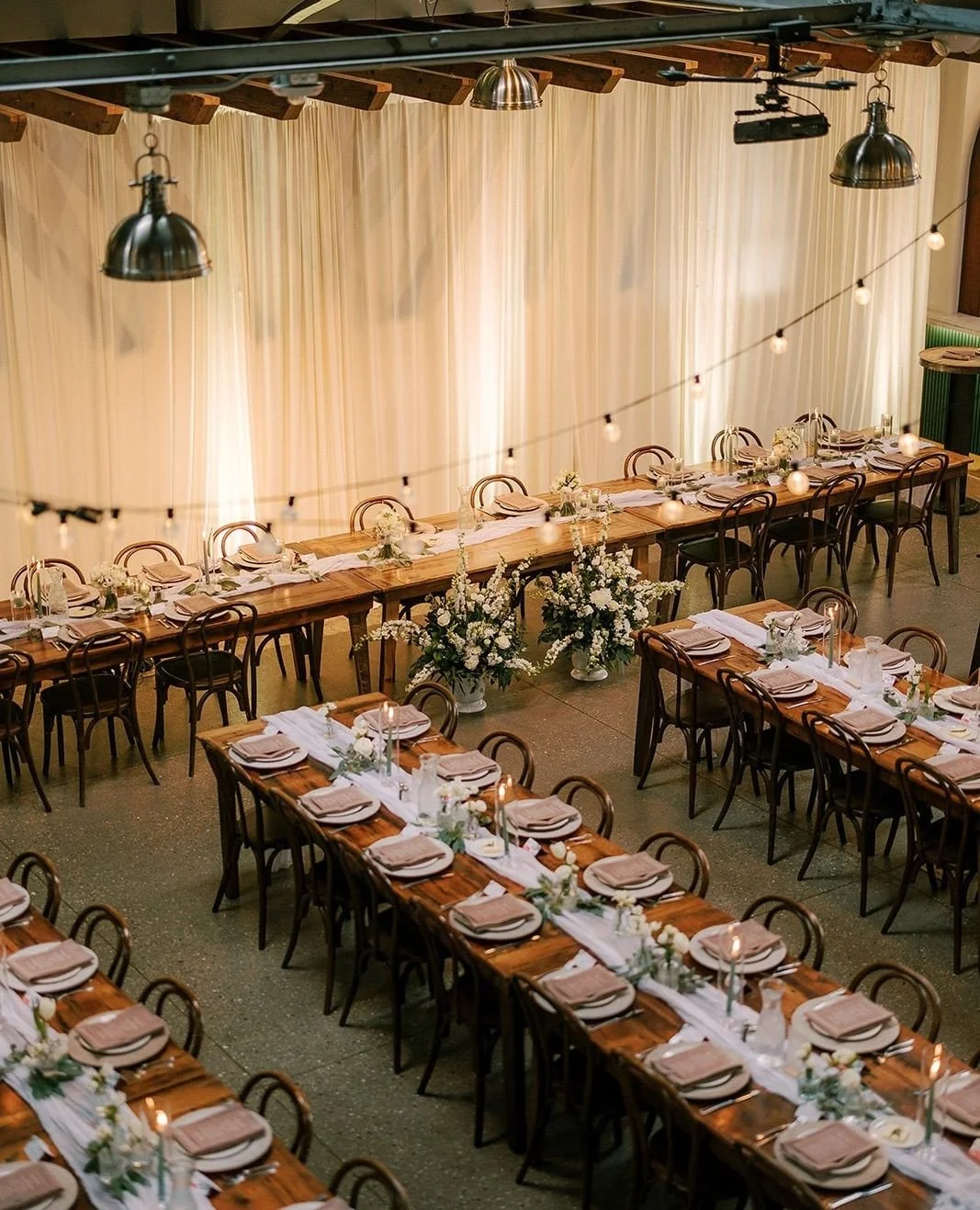 Soft lights, long tables, and the kind of warmth that makes you want to linger a little longer. ✨⁠
⁠
⁠
Planner:@olivebrancheventsco⁠
Caterer: @blueplatecatering⁠
DJ: @soundbydesign⁠
Photographer: @anyakubilusphoto⁠
Rentas: @eventessentialsmadison⁠
De