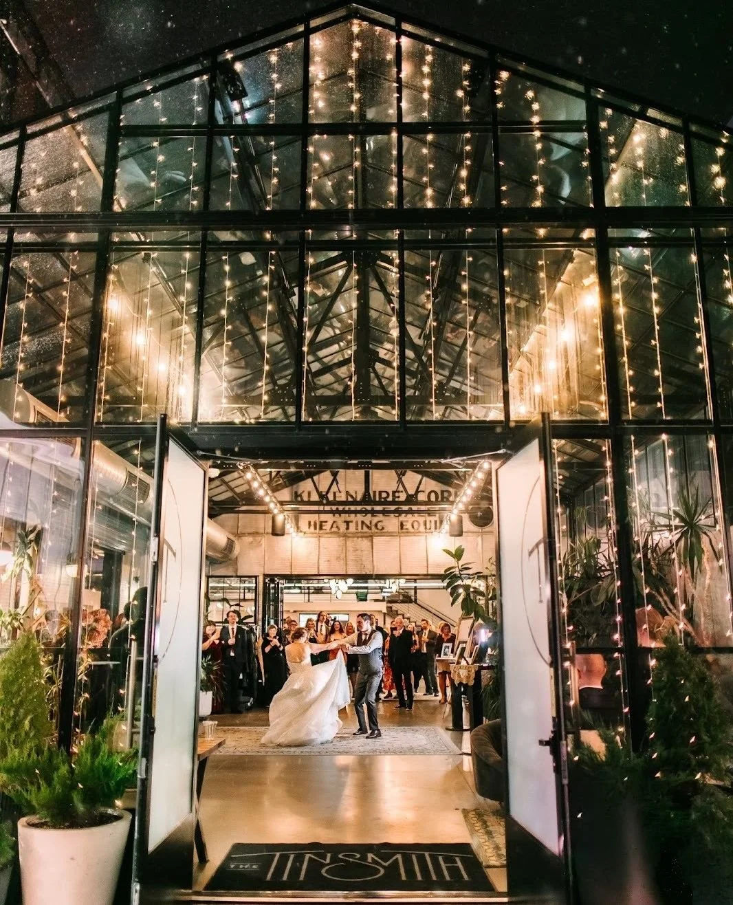 Open doors and a warm glow, surrounded by all of your closest friends and family&hellip; stepping into the Tinsmith feels like home.⁠
⁠
⁠
Photography: @oandbphotoco ⁠
Planner: @redwoodweddingswi ⁠
⁠
⁠