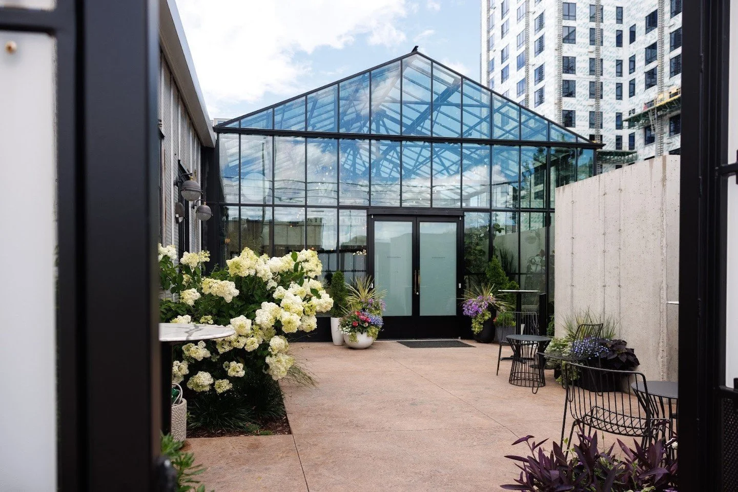 Patio season is here, and we couldn&rsquo;t be more delighted  Cocktails in the courtyard, anyone? ⁠
⁠
⁠
Planner: @woodvioletevents ⁠
Photographer: @maureen.cassidy.photography ⁠
⁠
⁠
#cocktailhour #summerwedding #2027brides #wiwedding #madisonwedding