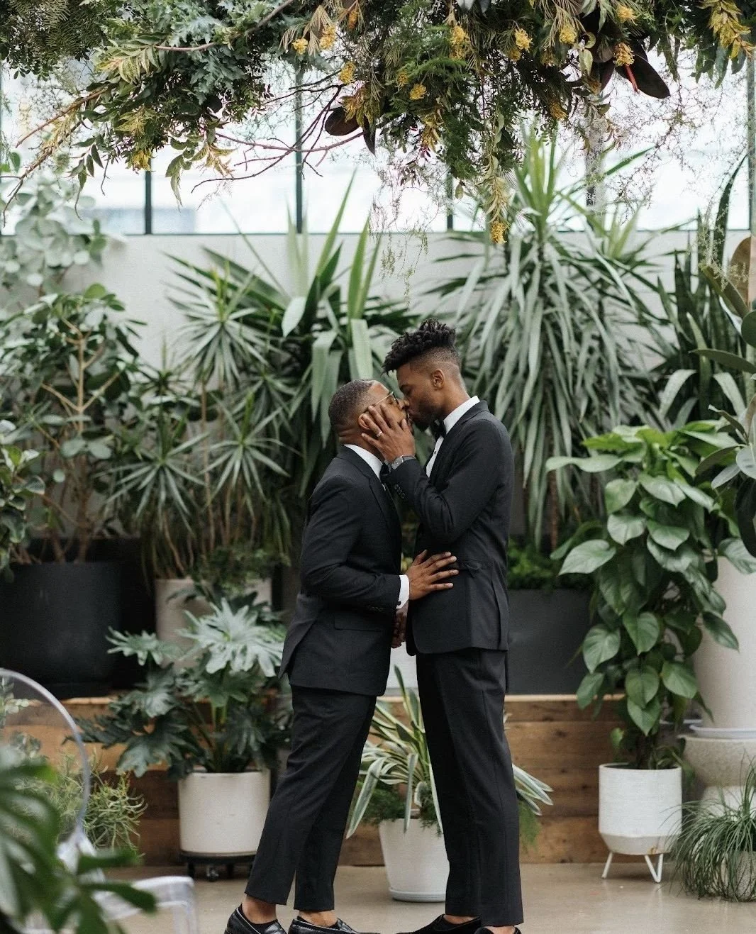 Celebrating love in all its forms - today and everyday ❤️🌈 Happy Pride!⁠
⁠
⁠
Florist: @daffodilparker ⁠
Photographers: @tributefilmphoto ⁠
@wanderlynnphotography ⁠
Planner: @qjancola ⁠
⁠
⁠
#pridemonth #happypridemonth #floralinstallation #styledshoo