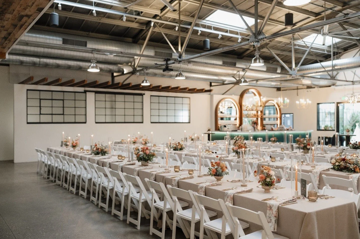 With views like these, there&rsquo;s not a bad seat in the house. ⁠
⁠
⁠
Photographer: @valerie.halling ⁠
Rentals: @velvet_rentals ⁠
Linens: @eventessentialsmadison ⁠
Floral: @sunborngardens⁠
⁠
⁠
#weddingtabledecor #weddingdecor #weddingflorals #weddi