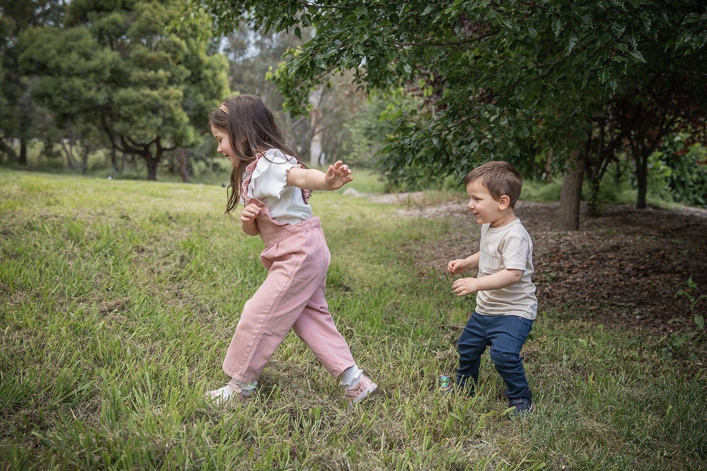 Where she goes, he won't be far behind. 💗 Do you need photos taken of your precious little people together? These kinds of memories are the CUTEST! (and best you take them before the kids hit the teen years hey!)⁠
⁠
Want to know more? Just ask!⁠
⁠
⬇