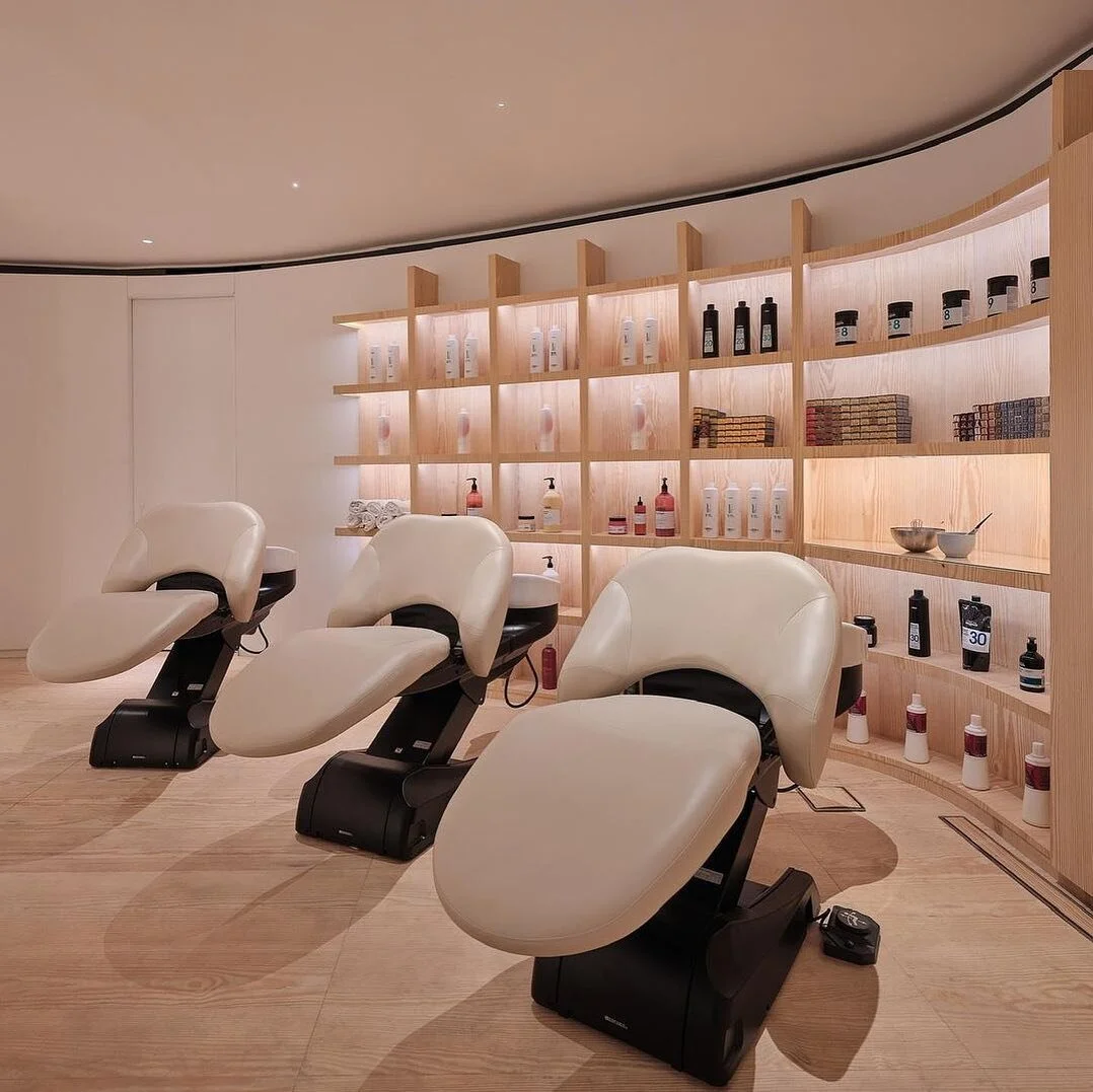 We&rsquo;re obsessed with the aesthetic of @blu.kw 😍

Interior design: @atelierazizalqatami
Contractor: @square.rys
Photography: @mashkanani 

Tags 🏷️ 
#beautysalon #saloninterior #saloninspiration #tradebeauty #professionalbeauty #beautyprofession
