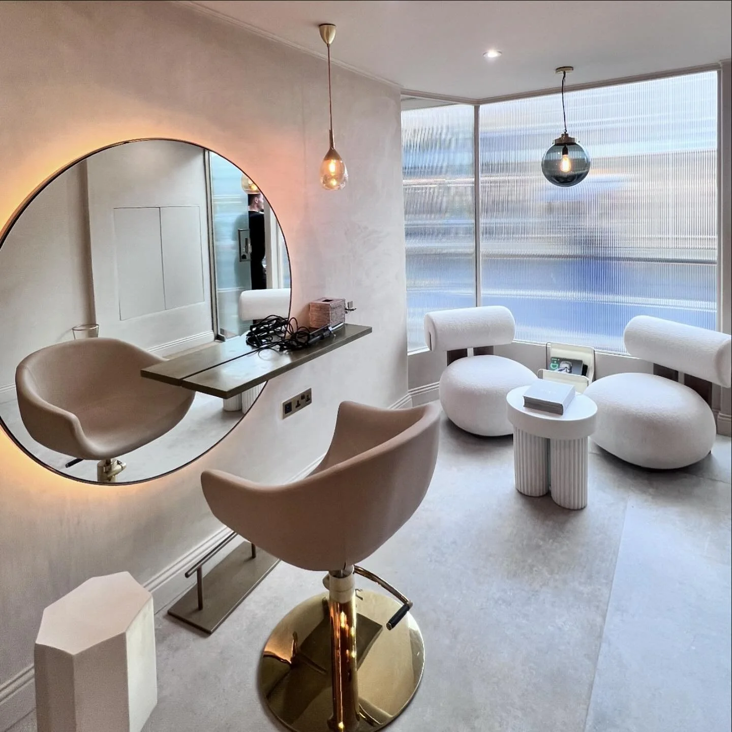 Earlier this month our editor visited the stunning @_amaconcept salon located in the heart of Chelsea. The salon focuses on results that don&rsquo;t compromise on hair health, putting at the forefront organic colouring herbs and Shatush.