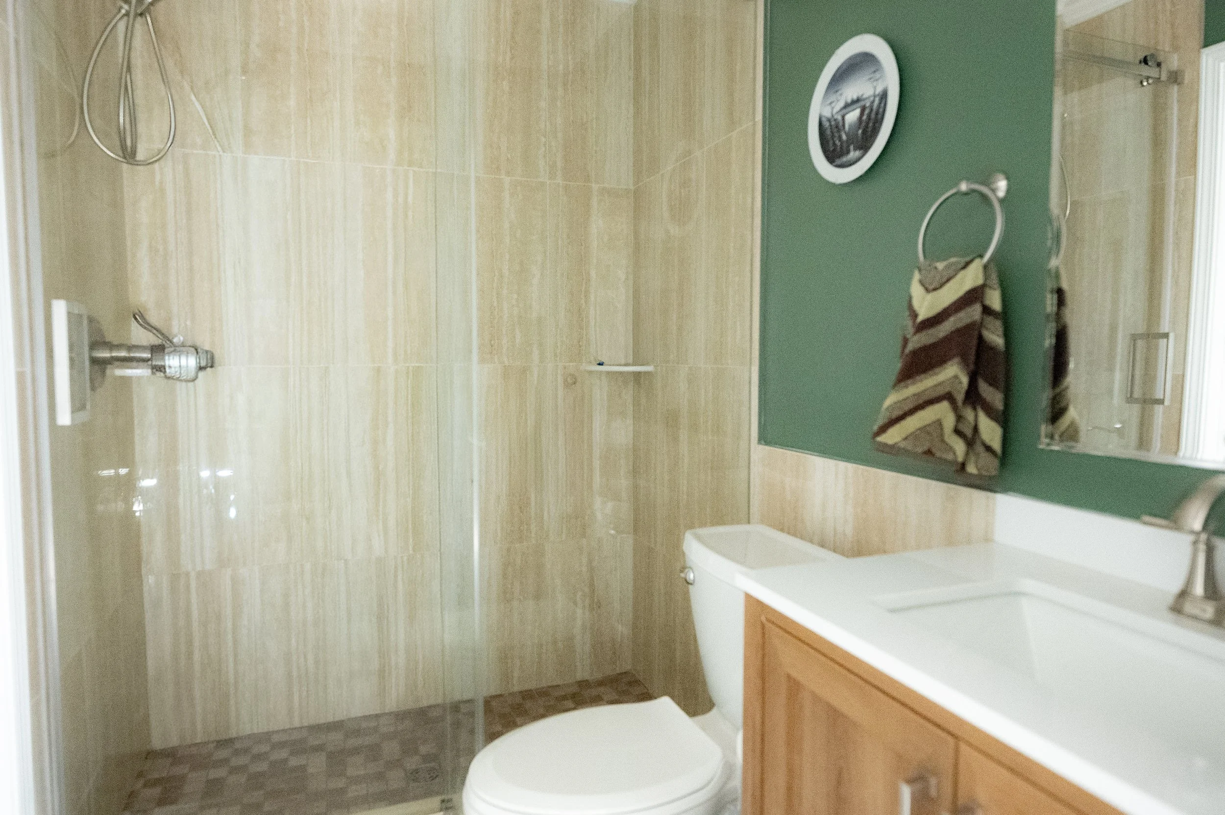 115 Edge Hill LN - Interior Guest Bath 2-3.jpg
