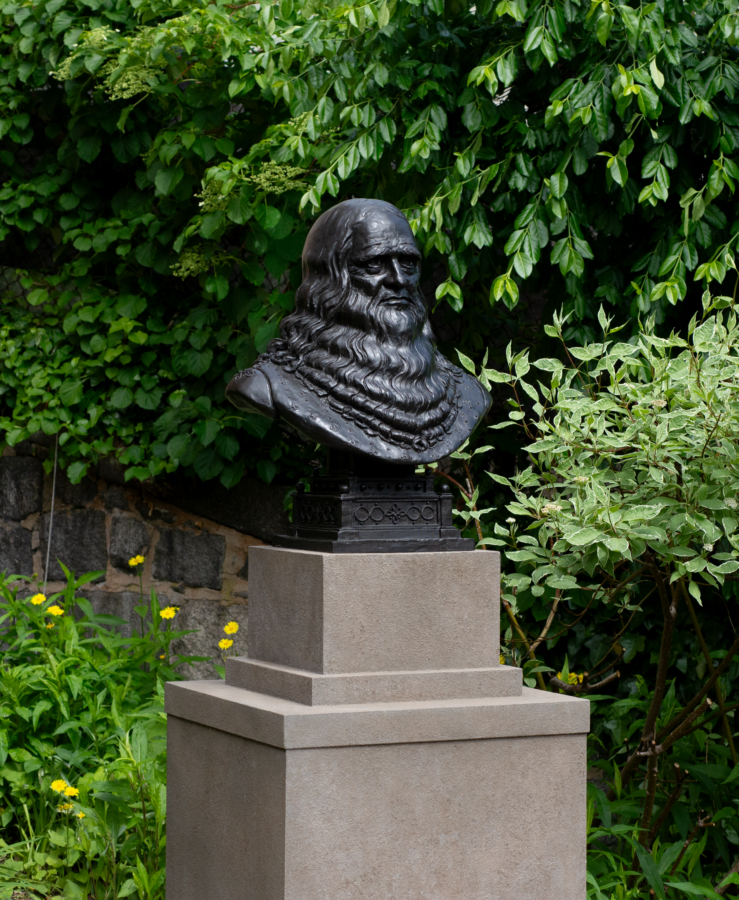 Jonathan Sherman_Leonardo da Vinci_bronze sculpture.png
